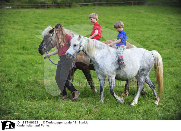 Kinder reiten auf Ponys / kids riding ponys / SST-06622