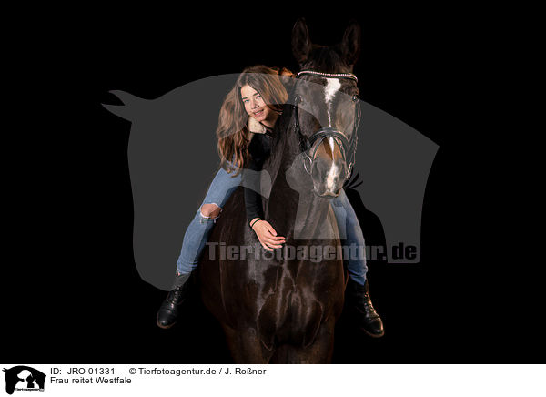 Frau reitet Westfale / woman rides Westphalian Horse / JRO-01331