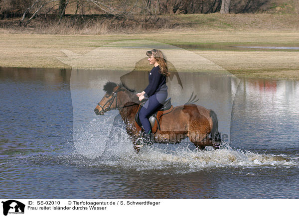 Frau reitet Islnder durchs Wasser / Leisure rider / SS-02010