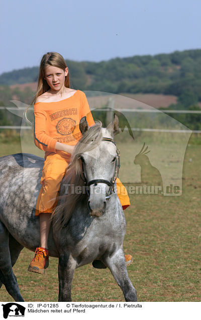 Mdchen reitet auf Pferd / IP-01285
