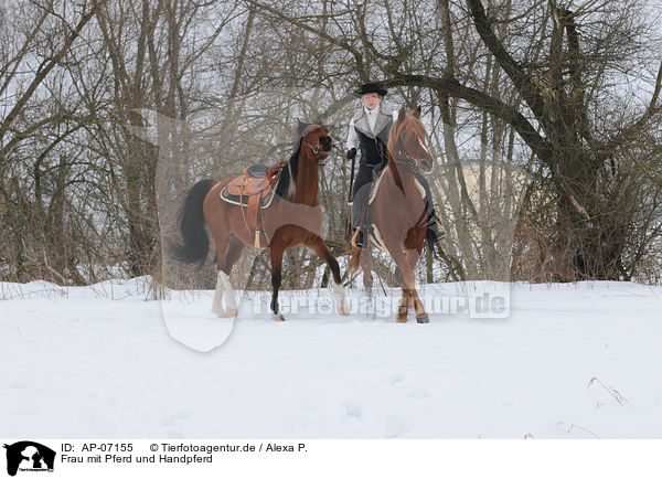 Frau mit Pferd und Handpferd / woman with 2 horses / AP-07155