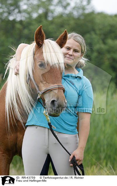 Frau und Haflinger-Mix / woman and crossbreed / RR-43759