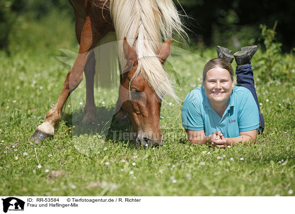 Frau und Haflinger-Mix / woman and crossbreed / RR-53584