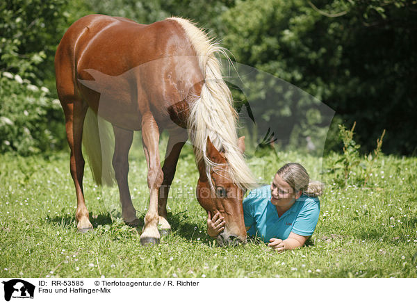 Frau und Haflinger-Mix / woman and crossbreed / RR-53585