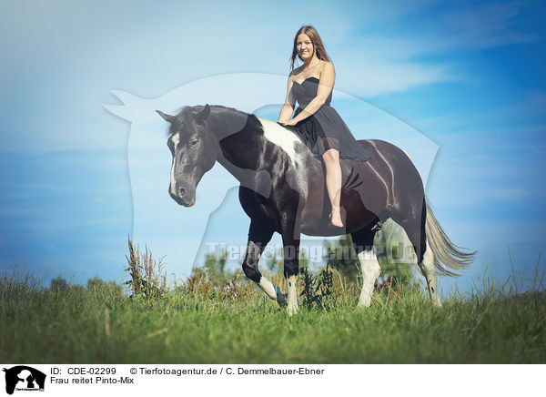 Frau reitet Pinto-Mix / woman rides Pinto-Cross / CDE-02299