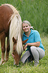 Frau und Haflinger-Mix