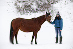 junge Frau mit Pferd