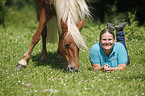 Frau und Haflinger-Mix