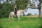 Frau reitet Lipizzaner-Mix