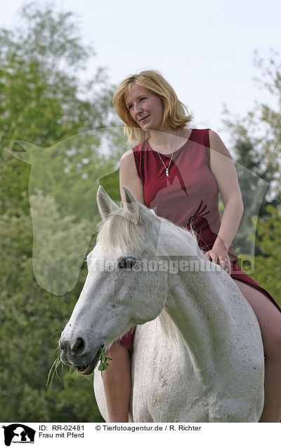 Frau mit Pferd / RR-02481