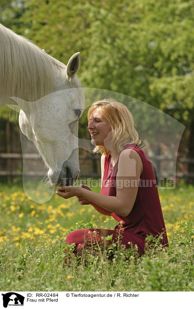 Frau mit Pferd / RR-02484