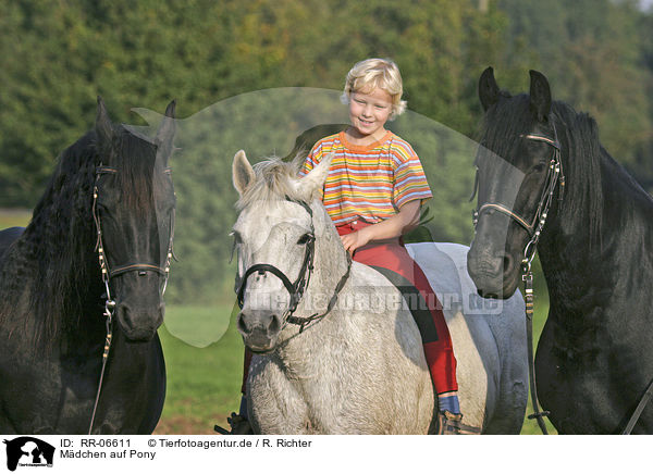 Mdchen auf Pony / girl with pony / RR-06611