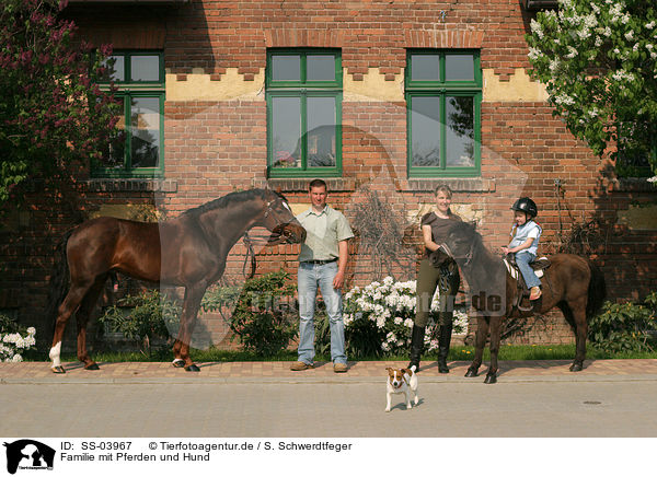 Familie mit Pferden und Hund / SS-03967