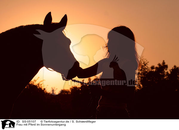 Frau mit Pferd im Sonnenuntergang / SS-05107