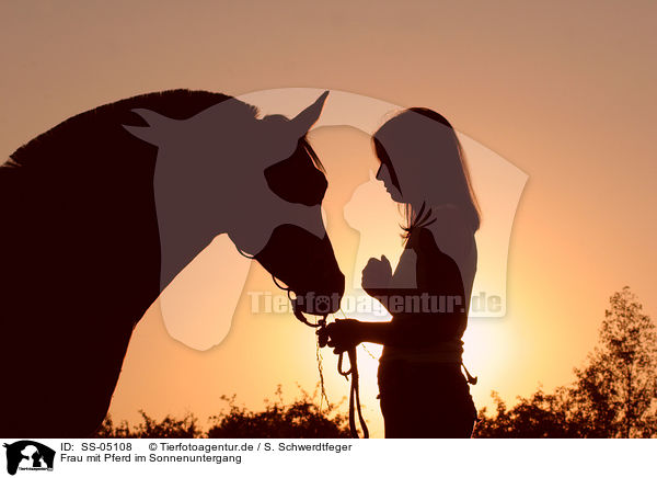 Frau mit Pferd im Sonnenuntergang / SS-05108