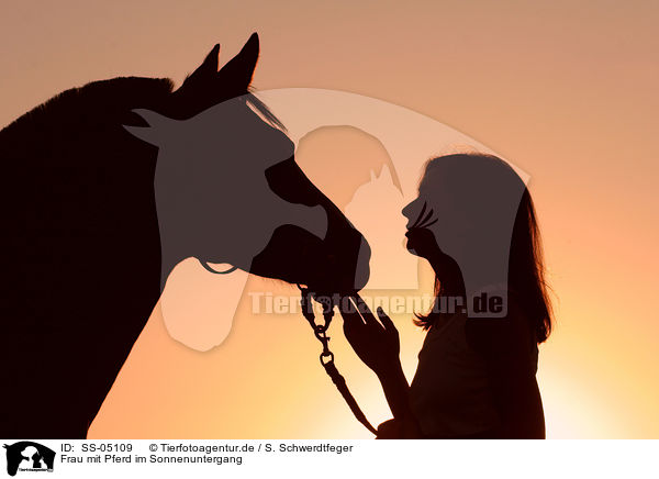 Frau mit Pferd im Sonnenuntergang / woman with horse in sundown / SS-05109