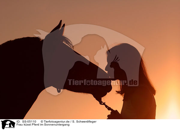Frau ksst Pferd im Sonnenuntergang / SS-05110