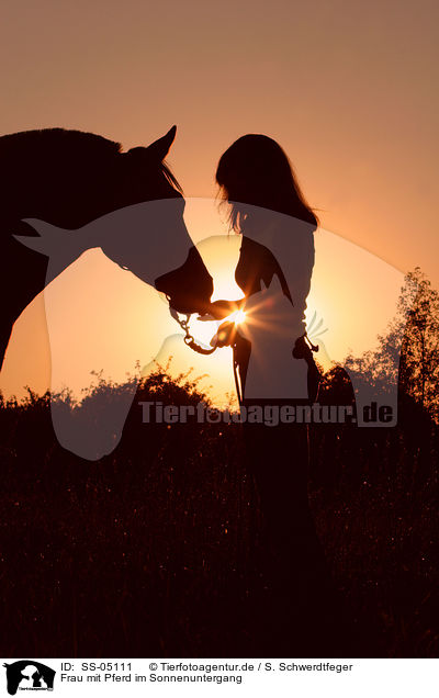 Frau mit Pferd im Sonnenuntergang / SS-05111