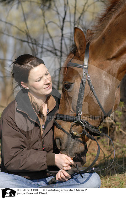 junge Frau mit Pferd / AP-01130