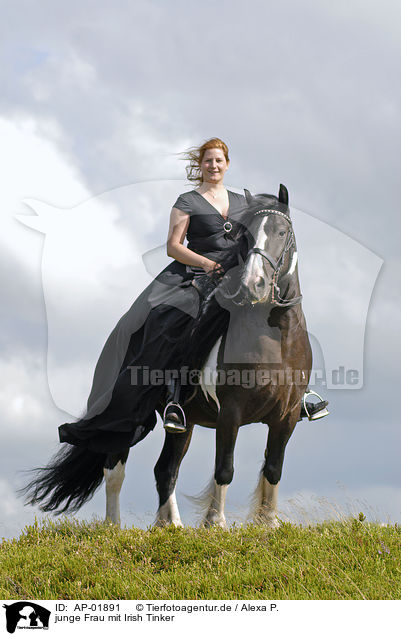 junge Frau mit Irish Tinker / young woman riding Irish Tinker / AP-01891