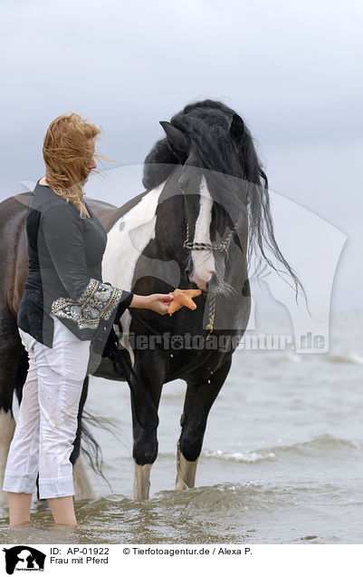 Frau mit Pferd / woman with horse / AP-01922