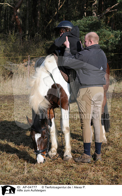 Hilfe zum Aufsteigen / help to climb a horse / AP-04777