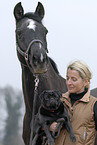 junge Frau mit Pferd und Hund
