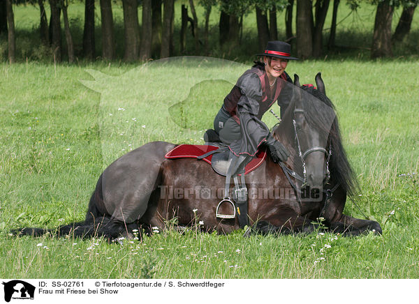 Frau mit Friese bei Show / SS-02761