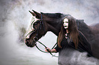 Frau mit Kriegspferd