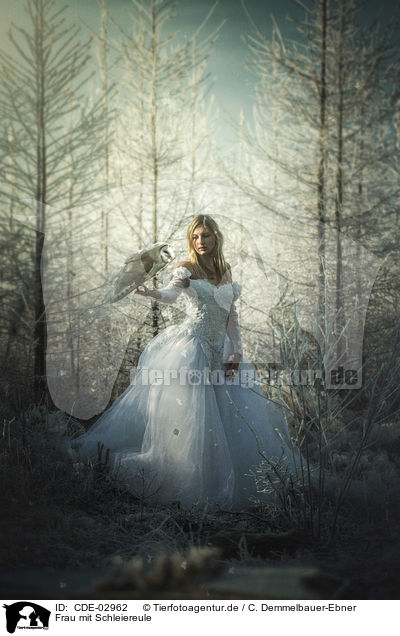 Frau mit Schleiereule / woman with Common Barn Owl / CDE-02962