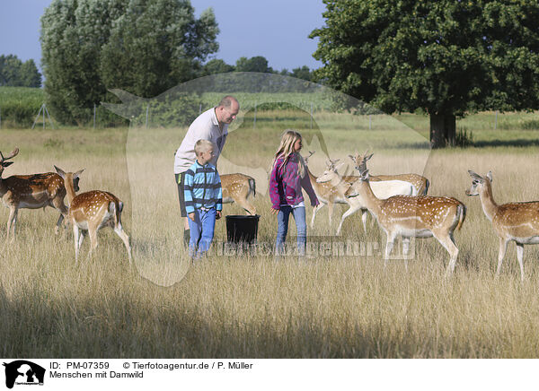 Menschen mit Damwild / humans with Fallow Deers / PM-07359