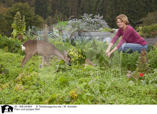 Frau und junges Reh / woman and young roe deer / WS-04965