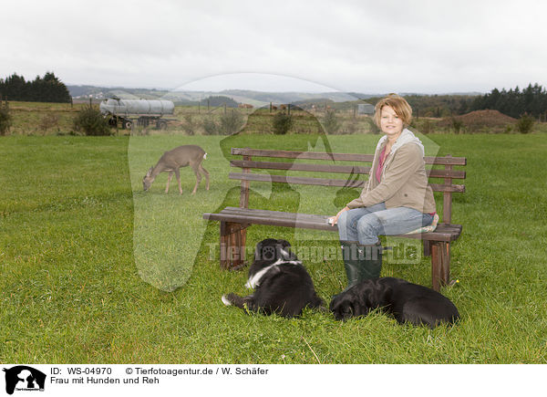 Frau mit Hunden und Reh / woman with dogs an roe deer / WS-04970