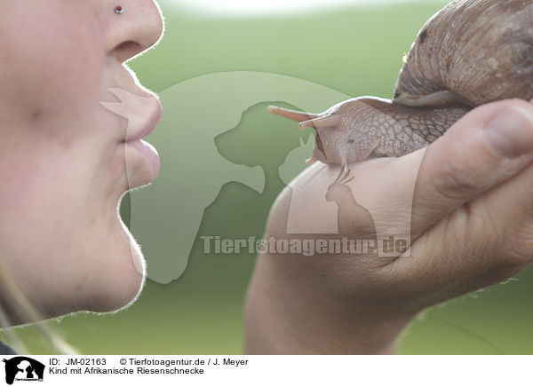 Kind mit Afrikanische Riesenschnecke / Child with African giant snail / JM-02163